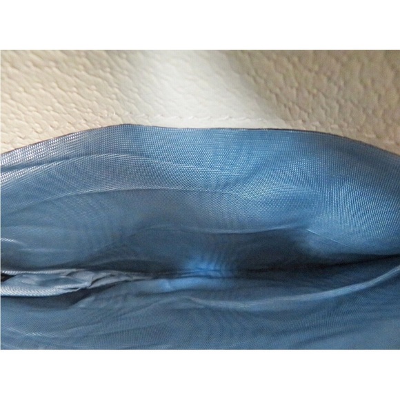 Gucci Ivory Crossbody Bag with Gold and Navy Accents - Picture 12 of 15